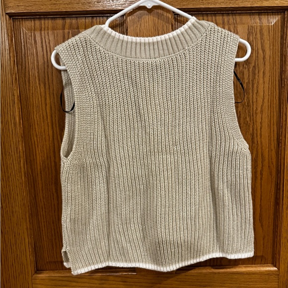 🥰NWT H&M Divided Cropped Oversized Sweater Vest with white trim. - Picture 5 of 7